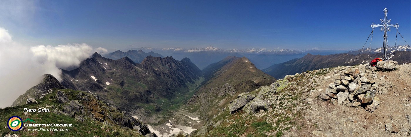 58 In vetta al Crono Stella (2620 m), sereno sulle alte cime orobiche, sulla Valtellina e sulle Api Retiche.jpg